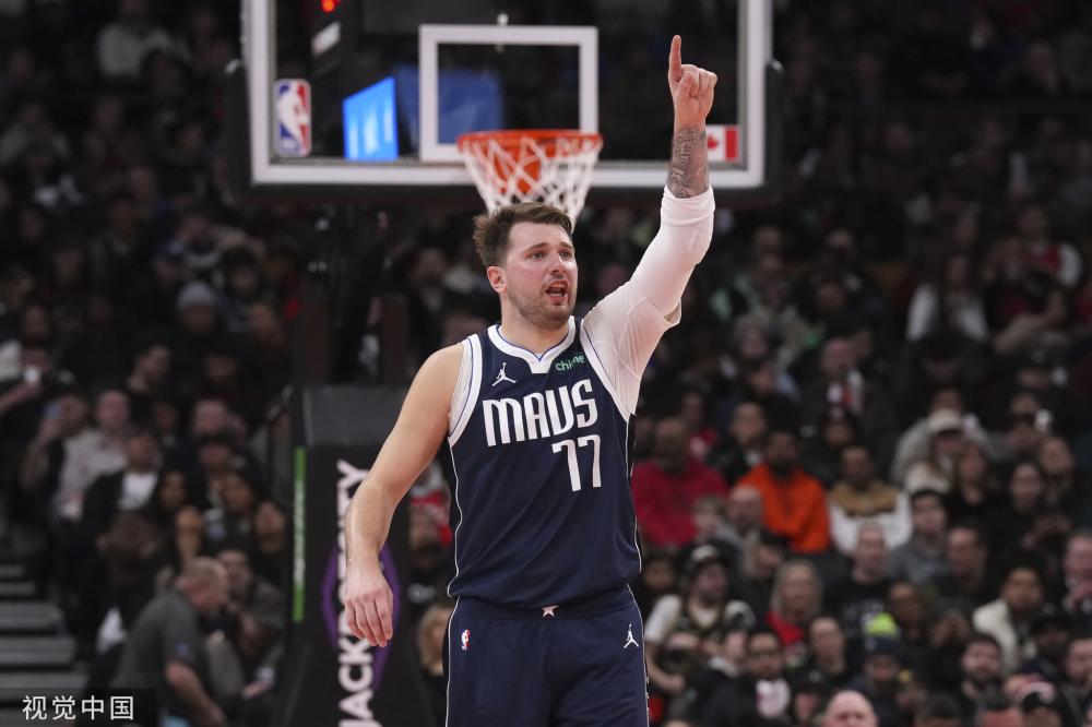 出现在场边 出现在场边